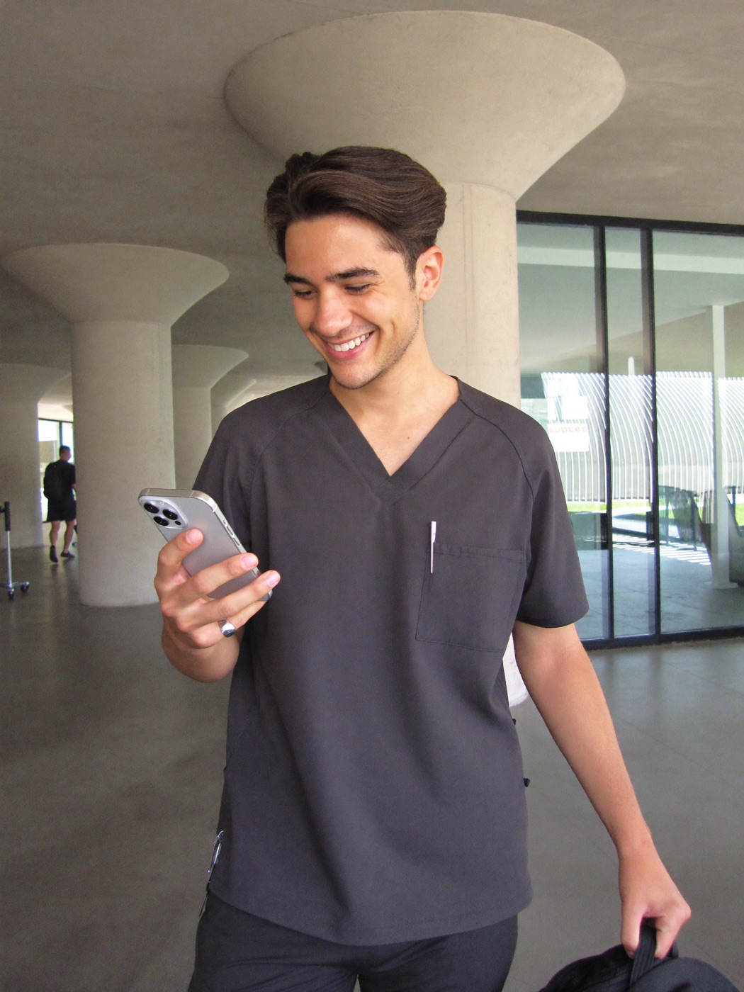 Estudiante de odontología revisando su celular